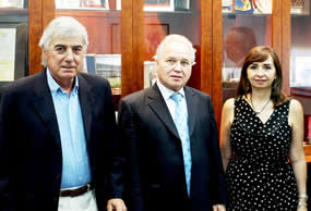 El embajador de Perú en España con el director de ainia centro tecnológico, durante la visita