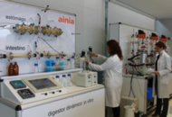 Técnicos de ainia trabajando en el digestor dinámico in vitro (colon artificial)