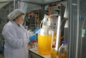 Técnico trabajando en planta bioproducción ainia