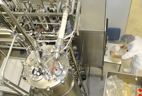 Foto de técnico de ainia en planta de bioproducción