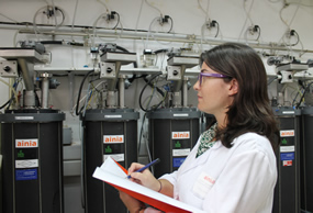 Técnico de AINIA en planta piloto de biogás