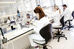 laboratorio de control físico-químico de ainia centro tecnológico; tres técnicos trabajando en el control de plaguicidas en alimentos