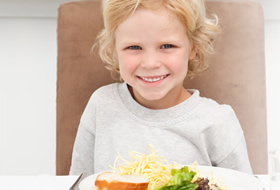 fotografia de una niña consumiendo una ensalada. Fuente: Consumolab, un centro AINIA de análisis del consumidor