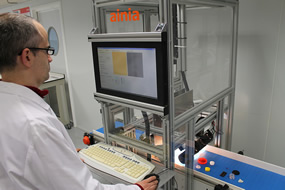Técnico de AINIA Centro Tecnológico trabajando con un equipo de imagen química para el control de la calidad de materiales de envase