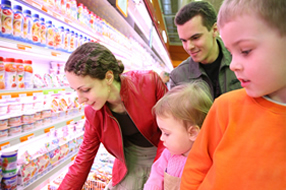 marketing alimentario: familia comprando