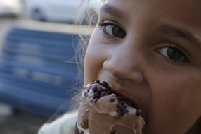Niña comiéndose un helado: el sabor es el condicionante principal en el consumo de helados