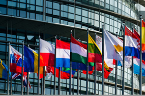 Banderas en un edificio de la Comisión Europea. La legislación alimentaria en la UE será uno de los temas que se analizarán en el curso sobre legislación alimentaria internacional que organiza AINIA Centro Tecnológico