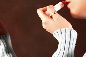 En la foto, imagen de un momento de una consumidora pintándose los labios. Complementa el artículo sobre el Informe AINIA sobre consumidor y cosmética: Tendencias y oportunidades de innovación