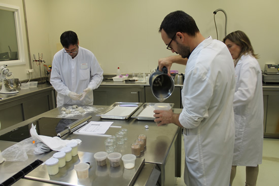 Técnicos de AINIA Centro Tecnológico, realizando pruebas en la elaboración de un prototipo de pan fortificado con hierro. Proyecto Bake4Fun
