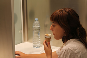 Una chica probando helados en una cata de producto en Consumolab, el centro de estudios de las preferencias del consumidor de AINIA Centro Tecnológico