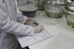 En el laboratorio químico de AINIA Centro Tecnológico, una técnico trabajando en el análisis de migraciones. Materiales en contacto con alimentos