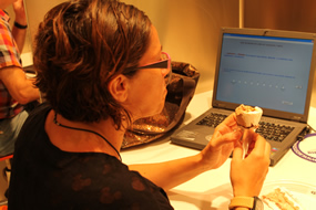 Una persona probando un helado en Consumolab, el centro de análisis de las preferencias del consumidor de AINIA Centro Tecnológico