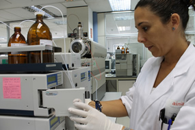 Una técnico de AINIA Centro Tecnológico trabajando en el laboratorio de cromatografía, realizando un análisis de residuos veterinarios en alimentos