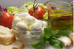 Alimentación saludable, foto de productos de la dieta mediterránea: pan, aceite, verduras...