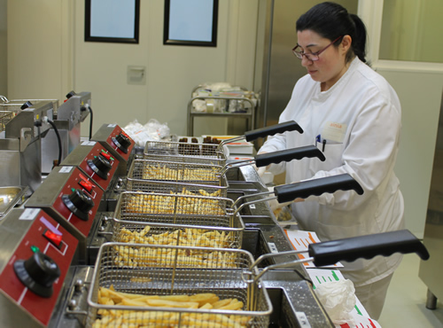Técnico trabajando en la planta piloto de nuevos productos de AINIA Centro Tecnológico, en procesos de fritura de patatas