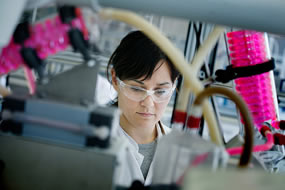 Técnico trabajando en el laboratorio de control de alimentos de AINIA Centro Tecnológico