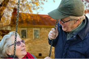 El proyecto europeo GYMSEN, en el que participa AINIA Centro Tecnológico, va orientado a mantener en forma la capacidad de percepción sensorial de las personas mayores, entre otros ámbitos en el de la alimentación. En la foto, dos personas mayores conversan.