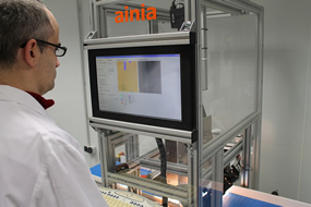 Técnico de AINIA Centro Tecnológico trabajando en un equipo de imagen química para el control de calidad de productos en automático