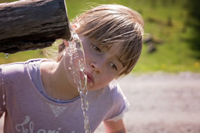 Legislación Alimentaria: La CE ha revisado los criterios para la calidad de las aguas potables. En la imagen, una niña bebiendo agua. 