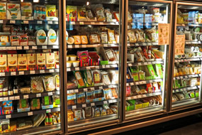 Visión de un stand de productos de supermercado para ilustrar la noticia sobre gluten, alertas RASFF y legislación alimentaria, el control de alimentos desde una visión integrada