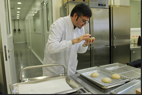 Técnico de AINIA Centro Tecnológico, trabajando en el proyecto BAKE4FUN, en la elaboración de un pan funcional enriquecido con hierro