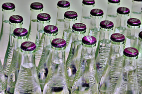 Imagen de botellas de agua mineral, uno de los productos que sí utilizan el término "natural" en su etiquetado. Legislación alimentaria.