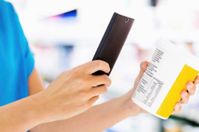 Un consumidor fotografiando una etiqueta de alimentos con el móvil: El etiquetado de alimentos cada día interesa más.
