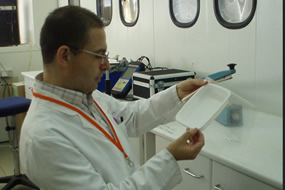 Técnico de AINIA, trabajando en el desarrollo de un envase activo para alimentos