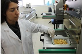Técnico trabajando en la planta piloto de envases para alimentos de AINIA Centro Tecnológico