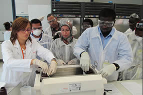 En el marco del programa BTSF de la CE, en la imagen un momento de una formación práctica a un grupo de alumnos internacional, en los laboratorios de AINIA Centro Tecnológico, sobre técnicas de control de micotoxinas en laboratorios de alimentos