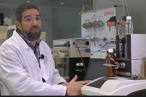 Un técnico de AINIA explica el potencial de los biosensores para el control microbiológico en superficies en contacto con alimentos - Seguridad Alimentaria