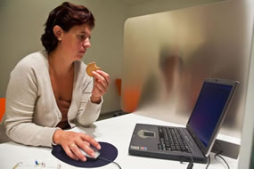 Imagen de una sesión de análisis sensorial de galletas, en Consumolab, el centro de estudios del comportamiento del consumidor de AINIA