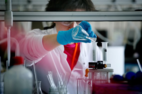 Una analista trabajando en un control de alimentos en el laboratorio químico de AINIA Centro Tecnológico